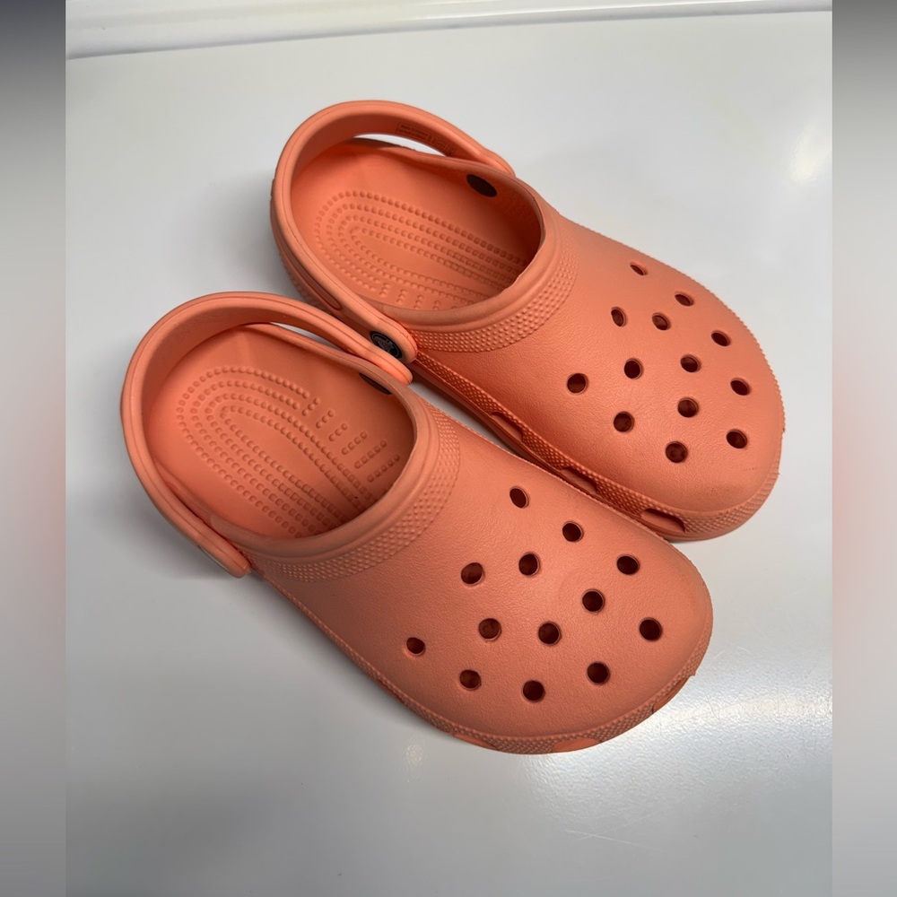 CROCS women’s bright coral size 7